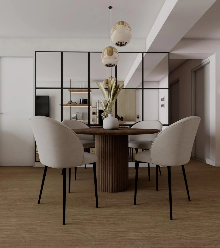 Comedor — mesa redonda de madera, sillas tapizadas y lámparas doradas