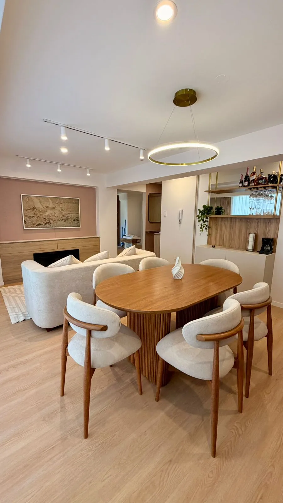 Sala terminada con madera y terracota — Dpto. Terra